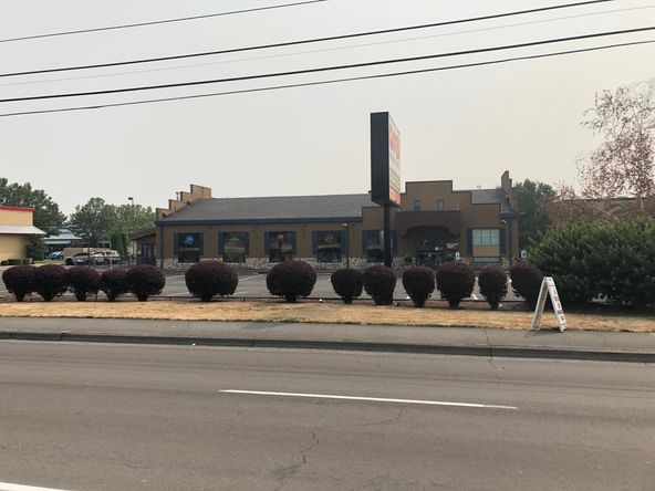 East Vancouver Restaurant Building & Business: 14387 SE Mill Plain Blvd, Vancouver, WA 98684